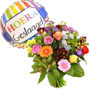 Bont boeket bloemen + geslaagd ballon