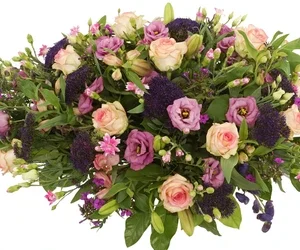 Rouwstuk 70 - 80 - 90 cm roze paars met o.a roze rozen