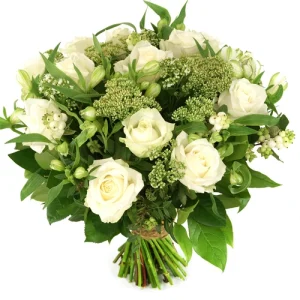 Witte rozen en bloemen